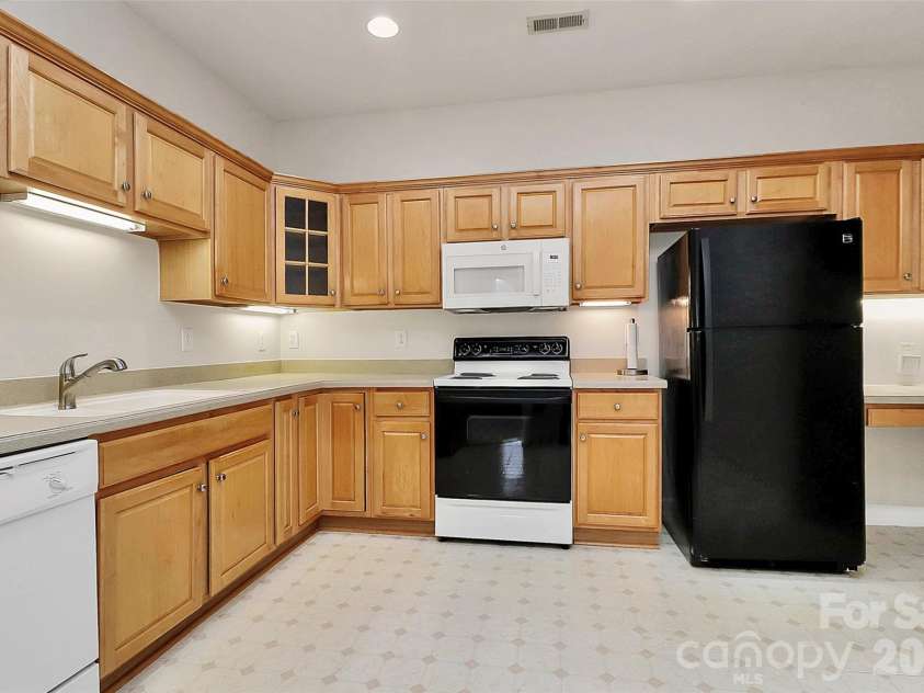 8684 Windsor Ridge Drive, Charlotte, NC 28277.  MLS# CAR4342954, YatesRealty ID 15954. Kitchen