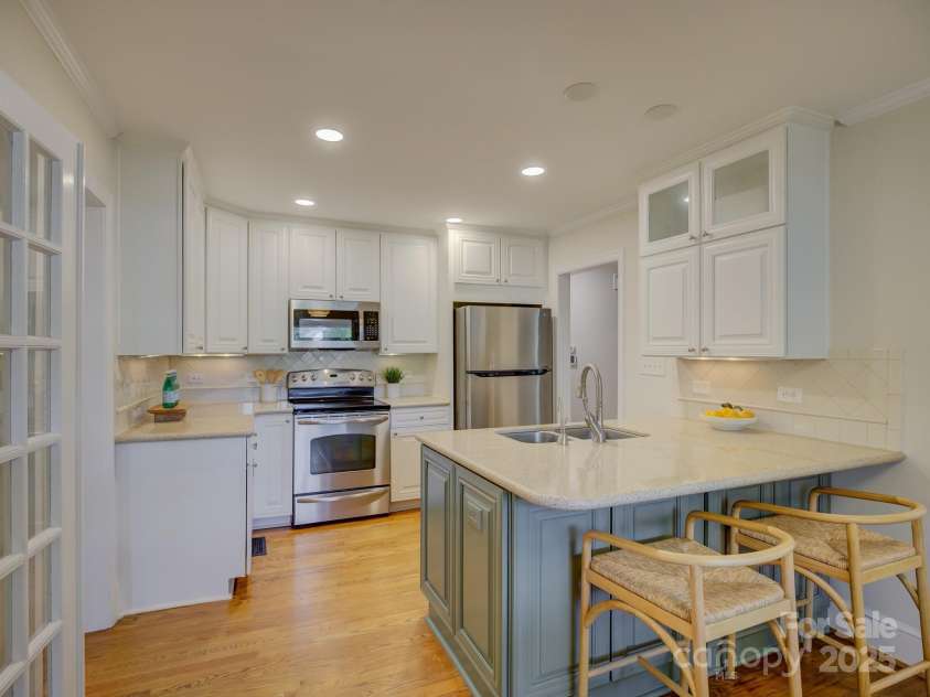 1069 Sedgefield Road, Charlotte, NC 28209.  MLS# CAR4256096, YatesRealty ID 15958. 