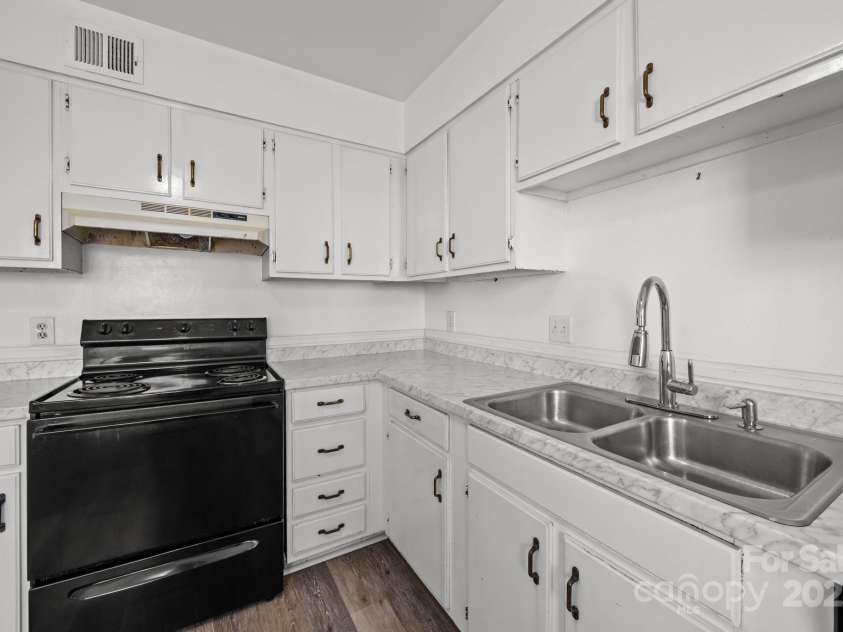 4902 Spring Lake Drive, Charlotte, NC 28212.  MLS# CAR4281249, YatesRealty ID 1596. 