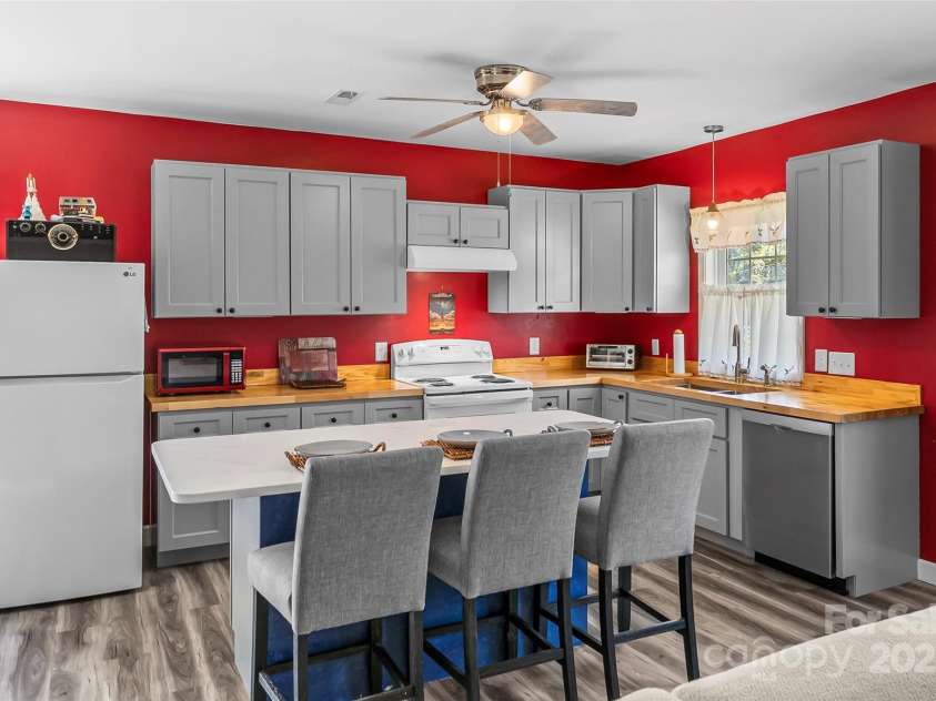 35 Telephone Exchange Road, Hickory, NC 28601.  MLS# CAR4257539, YatesRealty ID 15961. 