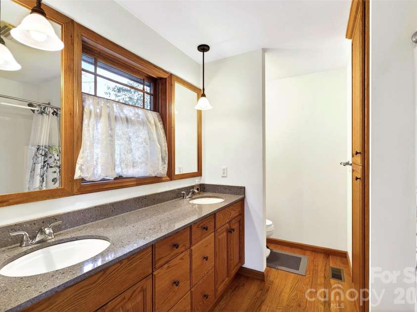 163 Walter Circle, Spruce Pine, NC 28777.  MLS# CAR4354175, YatesRealty ID 15964. Main floor bathroom