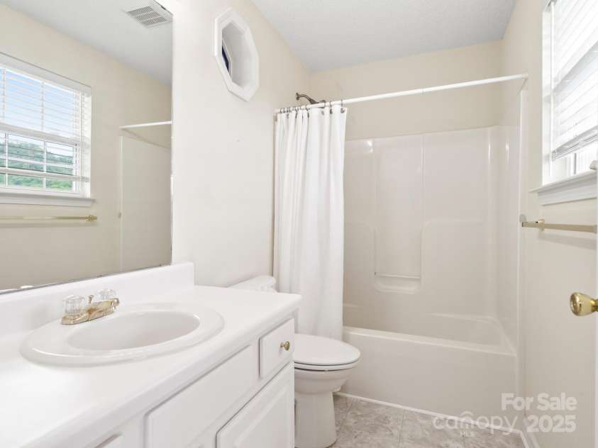 106 Thistle Tree Way, Weaverville, NC 28787.  MLS# CAR4248602, YatesRealty ID 15965. 2nd Primary Bath