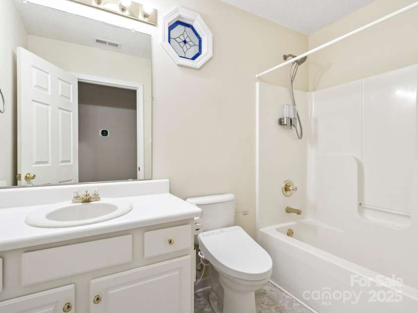 106 Thistle Tree Way, Weaverville, NC 28787.  MLS# CAR4248602, YatesRealty ID 15965. Full Guest Bath