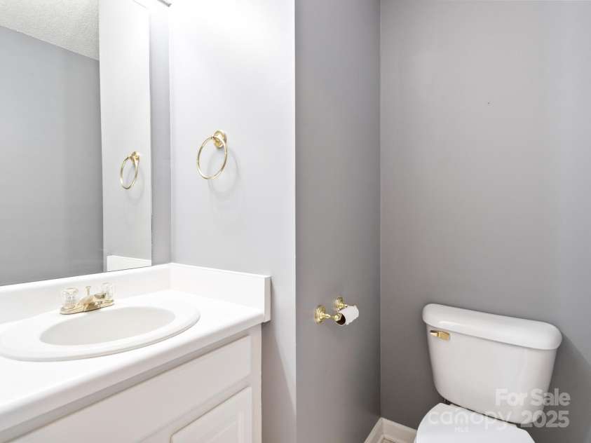 106 Thistle Tree Way, Weaverville, NC 28787.  MLS# CAR4248602, YatesRealty ID 15965. Half Bath On Main