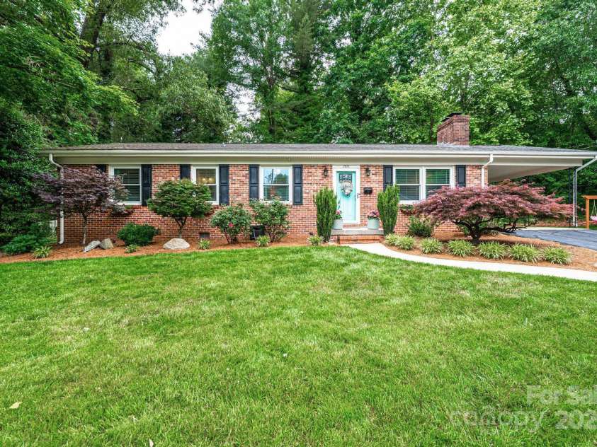 1571 10th Street Place, Hickory, NC 28601.  MLS# CAR4260734, YatesRealty ID 15967. 