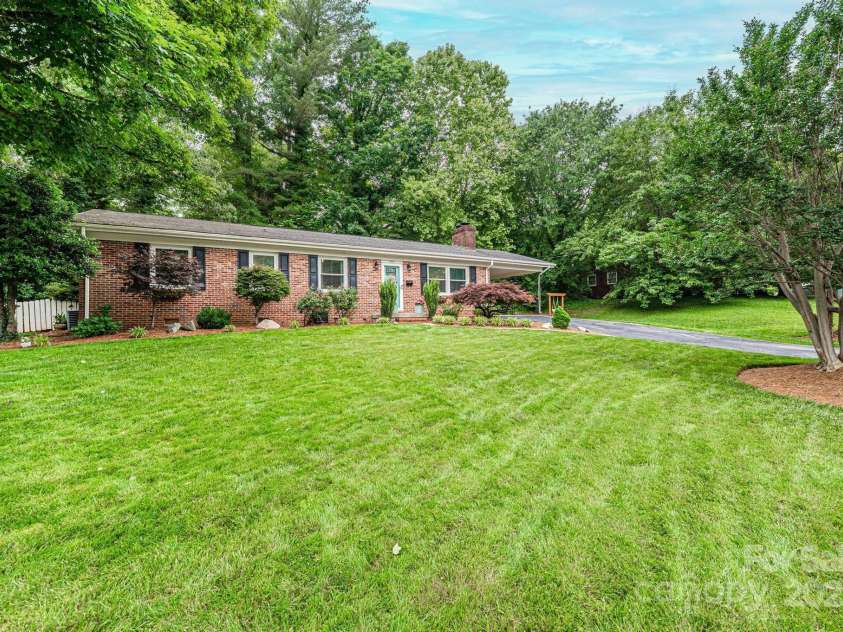 1571 10th Street Place, Hickory, NC 28601.  MLS# CAR4260734, YatesRealty ID 15967. 