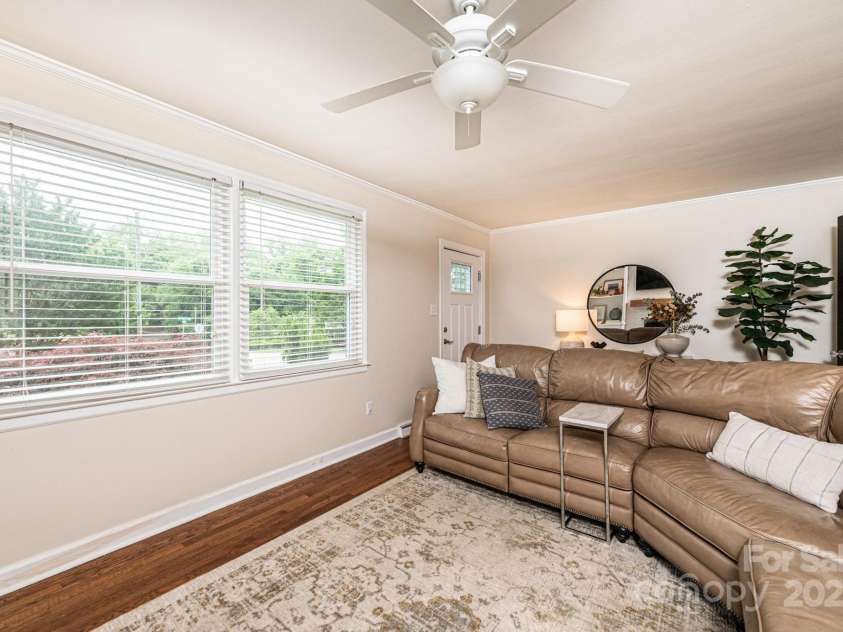 1571 10th Street Place, Hickory, NC 28601.  MLS# CAR4260734, YatesRealty ID 15967. 