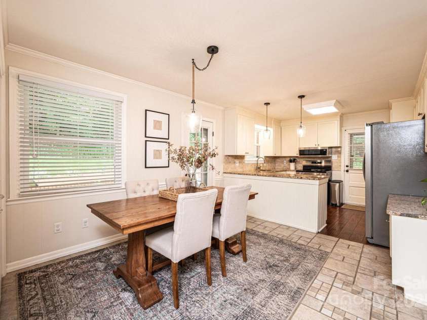 1571 10th Street Place, Hickory, NC 28601.  MLS# CAR4260734, YatesRealty ID 15967. 