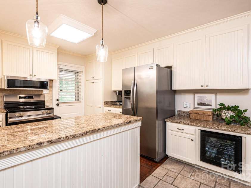 1571 10th Street Place, Hickory, NC 28601.  MLS# CAR4260734, YatesRealty ID 15967. 