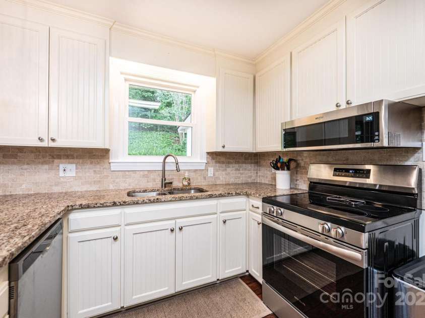 1571 10th Street Place, Hickory, NC 28601.  MLS# CAR4260734, YatesRealty ID 15967. 