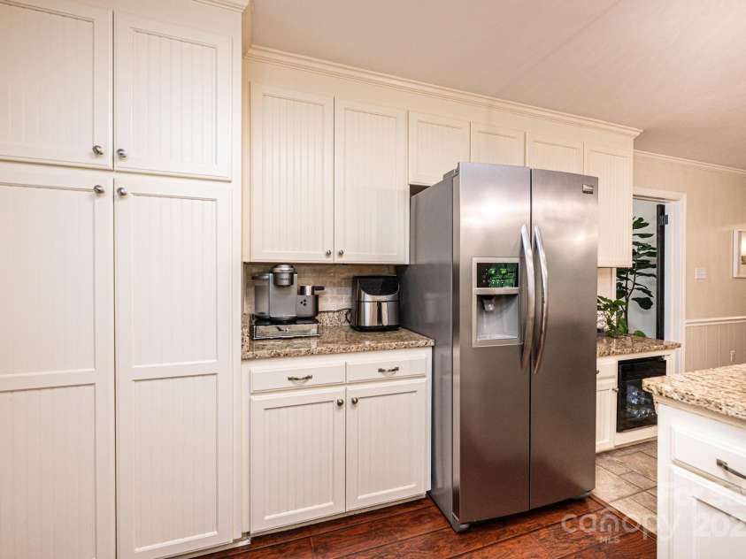 1571 10th Street Place, Hickory, NC 28601.  MLS# CAR4260734, YatesRealty ID 15967. 