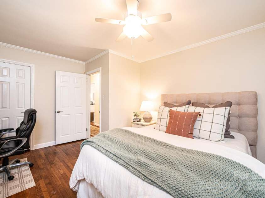 1571 10th Street Place, Hickory, NC 28601.  MLS# CAR4260734, YatesRealty ID 15967. 