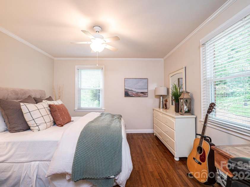 1571 10th Street Place, Hickory, NC 28601.  MLS# CAR4260734, YatesRealty ID 15967. 