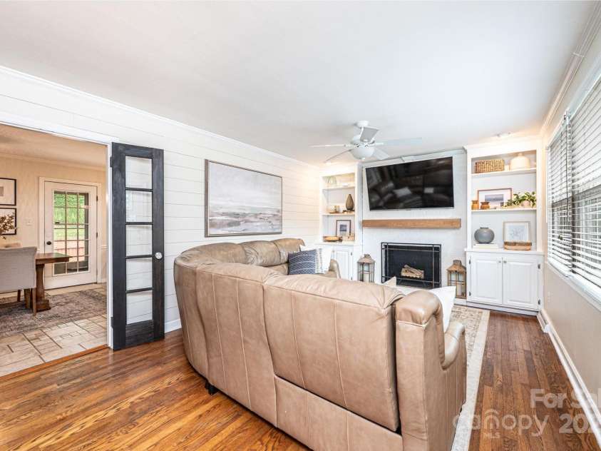 1571 10th Street Place, Hickory, NC 28601.  MLS# CAR4260734, YatesRealty ID 15967. 