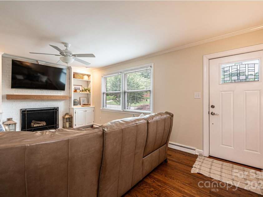 1571 10th Street Place, Hickory, NC 28601.  MLS# CAR4260734, YatesRealty ID 15967. 