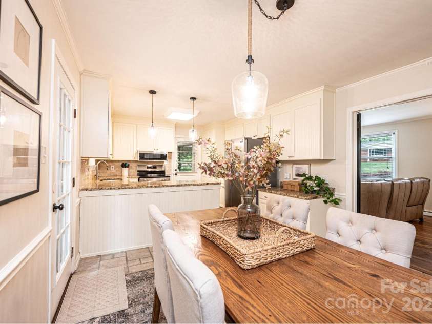 1571 10th Street Place, Hickory, NC 28601.  MLS# CAR4260734, YatesRealty ID 15967. 