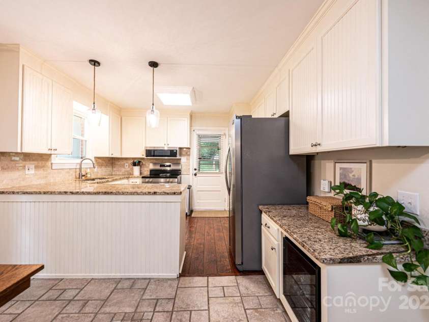 1571 10th Street Place, Hickory, NC 28601.  MLS# CAR4260734, YatesRealty ID 15967. 