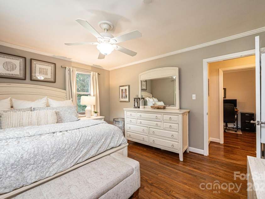 1571 10th Street Place, Hickory, NC 28601.  MLS# CAR4260734, YatesRealty ID 15967. 