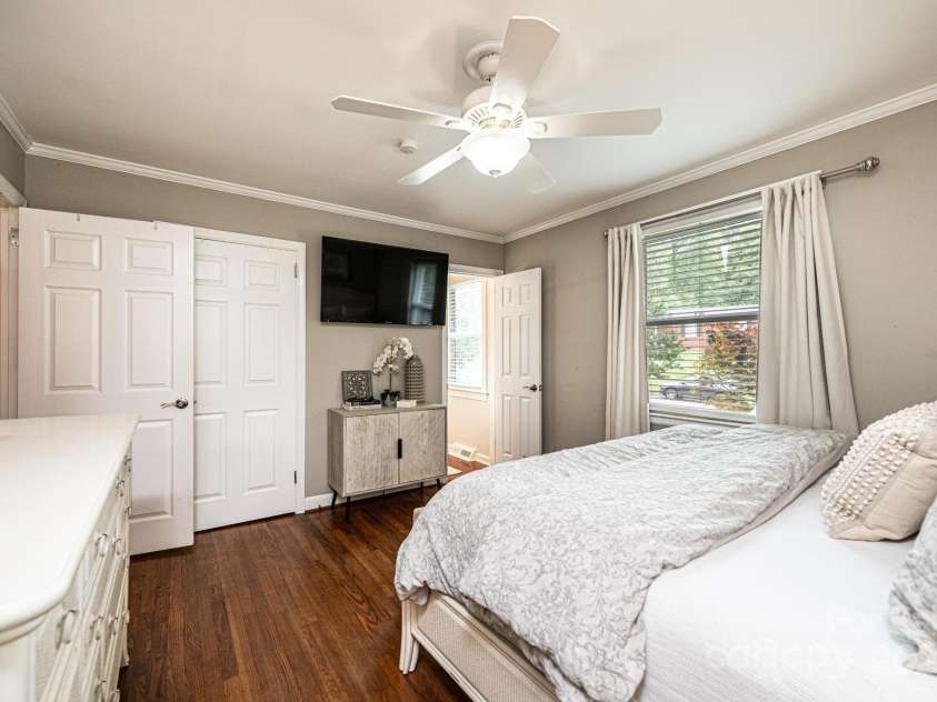 1571 10th Street Place, Hickory, NC 28601.  MLS# CAR4260734, YatesRealty ID 15967. 