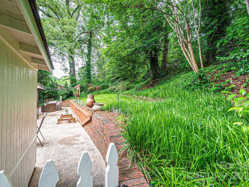 1571 10th Street Place, Hickory, NC 28601.  MLS# CAR4260734, YatesRealty ID 15967. 