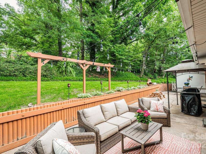 1571 10th Street Place, Hickory, NC 28601.  MLS# CAR4260734, YatesRealty ID 15967. 