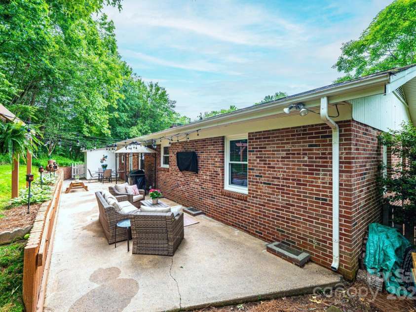 1571 10th Street Place, Hickory, NC 28601.  MLS# CAR4260734, YatesRealty ID 15967. 