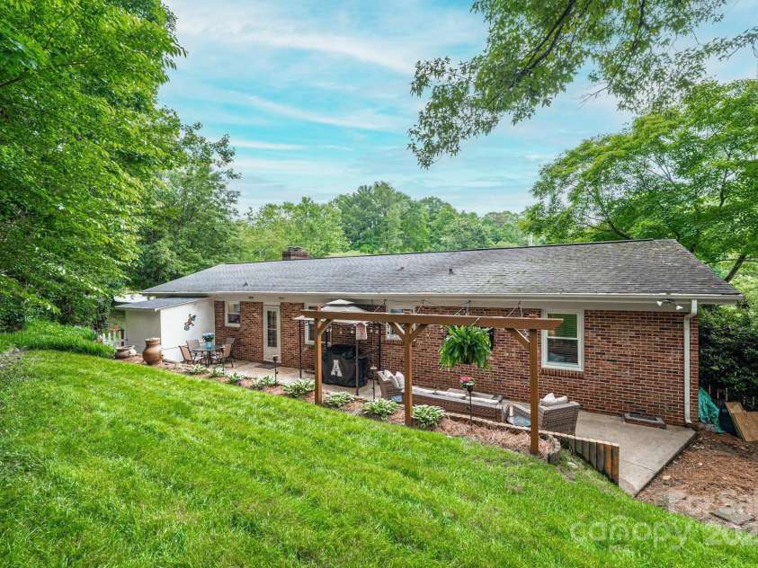 1571 10th Street Place, Hickory, NC 28601.  MLS# CAR4260734, YatesRealty ID 15967. 