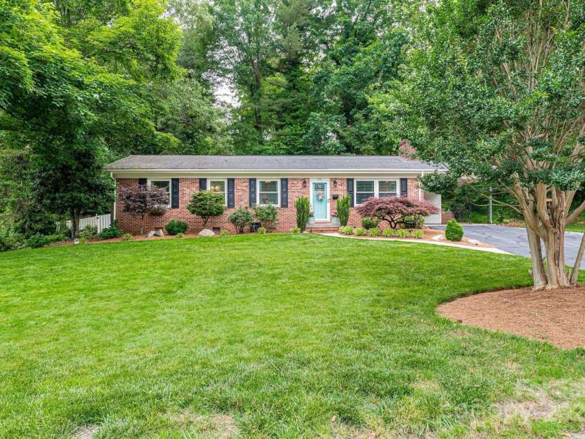 1571 10th Street Place, Hickory, NC 28601.  MLS# CAR4260734, YatesRealty ID 15967. 