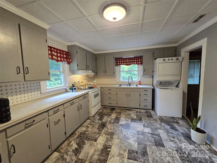 804 Dennis Street, Troy, NC 27371.  MLS# CAR4263970, YatesRealty ID 15970. 