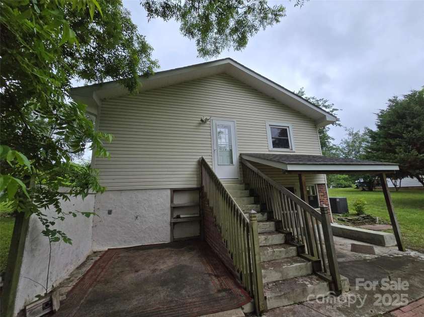 804 Dennis Street, Troy, NC 27371.  MLS# CAR4263970, YatesRealty ID 15970. 