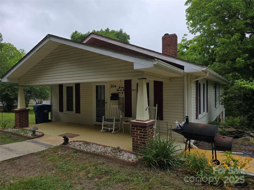 804 Dennis Street, Troy, NC 27371.  MLS# CAR4263970, YatesRealty ID 15970. 