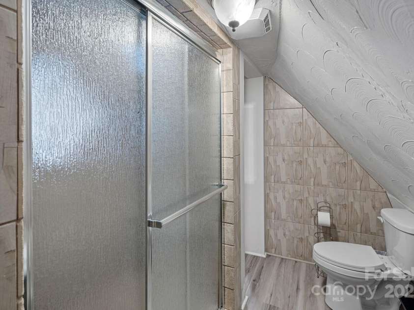 7977 Lucky Creek Lane, Denver, NC 28037.  MLS# CAR4220264, YatesRealty ID 15973. Upstairs Bath