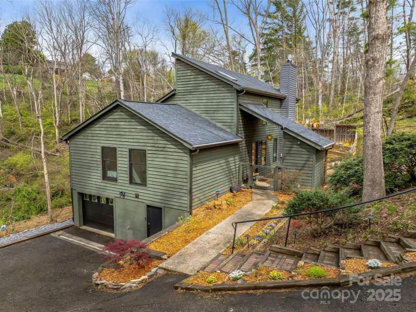 30 Summer Street, Asheville, NC 28804.  MLS# CAR4244619, YatesRealty ID 15976. Stunningly TOTAL Redo will surprise you.