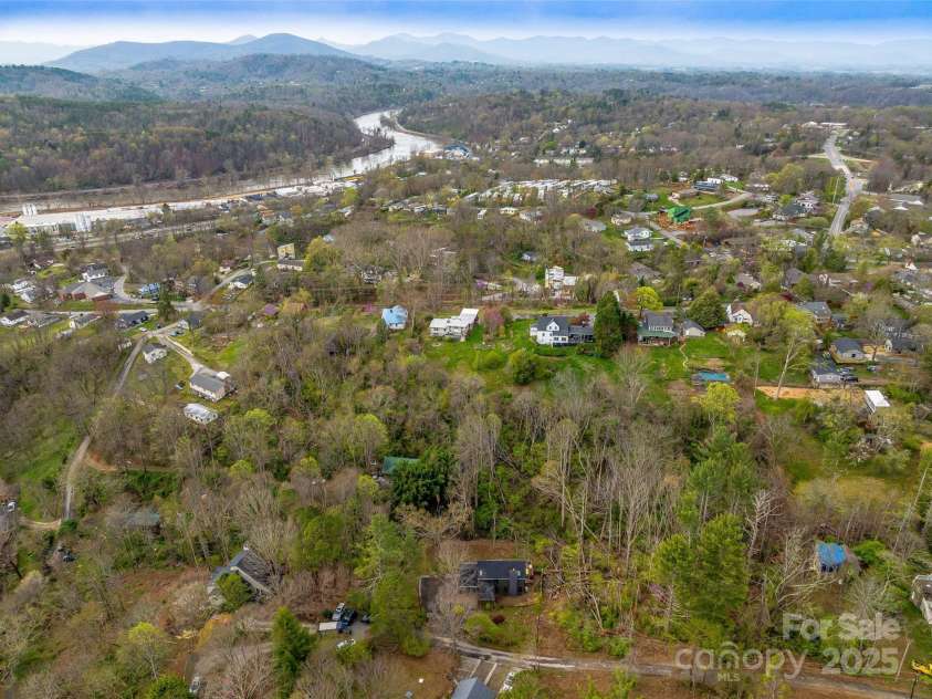 30 Summer Street, Asheville, NC 28804.  MLS# CAR4244619, YatesRealty ID 15976. Walk to Beaver Lake or minutes to Downtn AVL