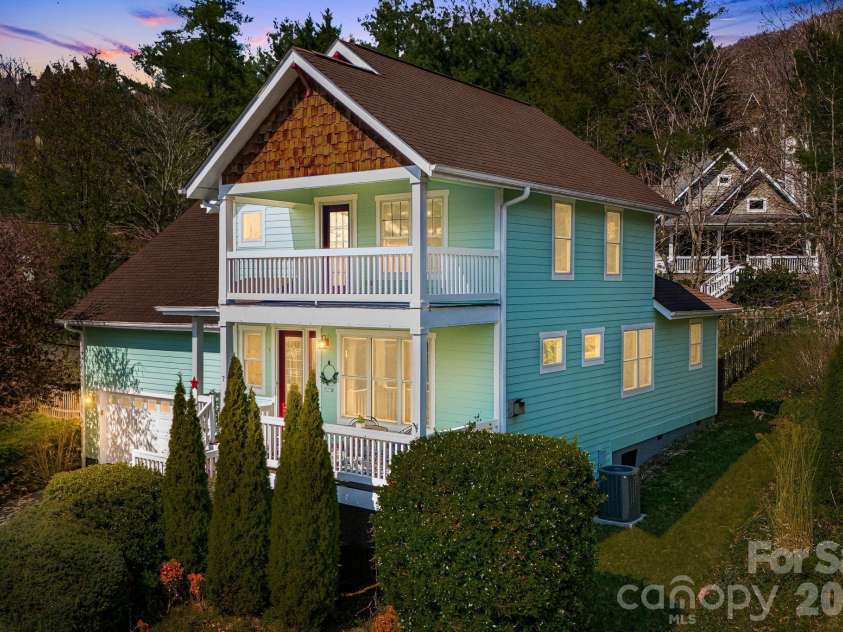 7 Oakhaven Terrace, Asheville, NC 28803.  MLS# CAR4361271, YatesRealty ID 15976. 