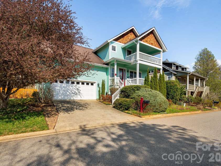 7 Oakhaven Terrace, Asheville, NC 28803.  MLS# CAR4361271, YatesRealty ID 15976. 