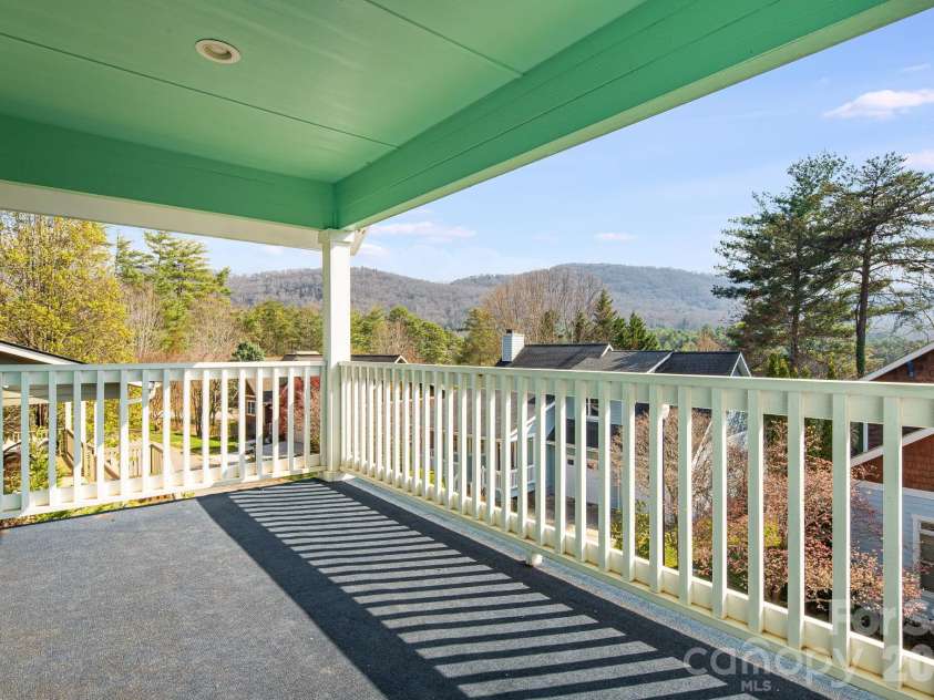 7 Oakhaven Terrace, Asheville, NC 28803.  MLS# CAR4361271, YatesRealty ID 15976. 