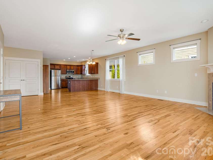 7 Oakhaven Terrace, Asheville, NC 28803.  MLS# CAR4361271, YatesRealty ID 15976. 