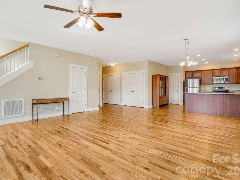 7 Oakhaven Terrace, Asheville, NC 28803.  MLS# CAR4361271, YatesRealty ID 15976. 