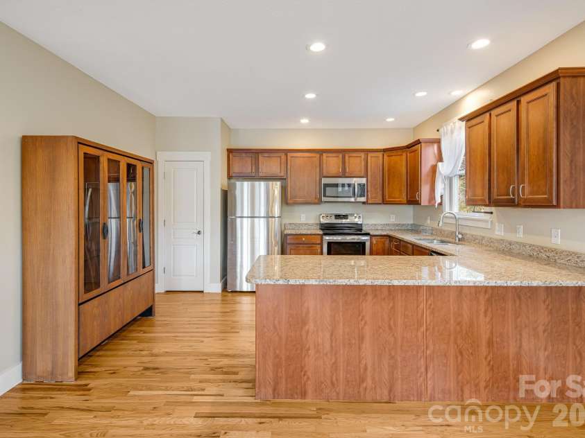 7 Oakhaven Terrace, Asheville, NC 28803.  MLS# CAR4361271, YatesRealty ID 15976. 