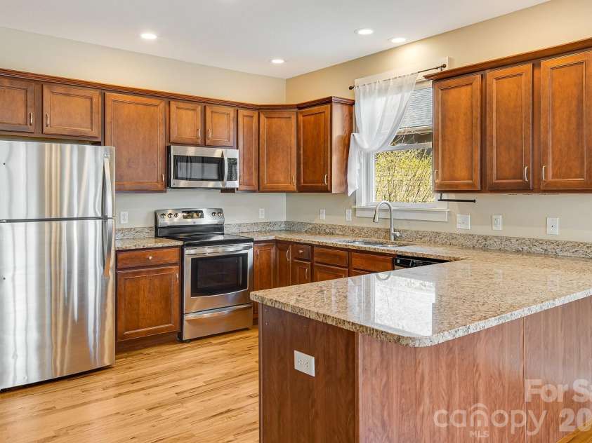 7 Oakhaven Terrace, Asheville, NC 28803.  MLS# CAR4361271, YatesRealty ID 15976. 