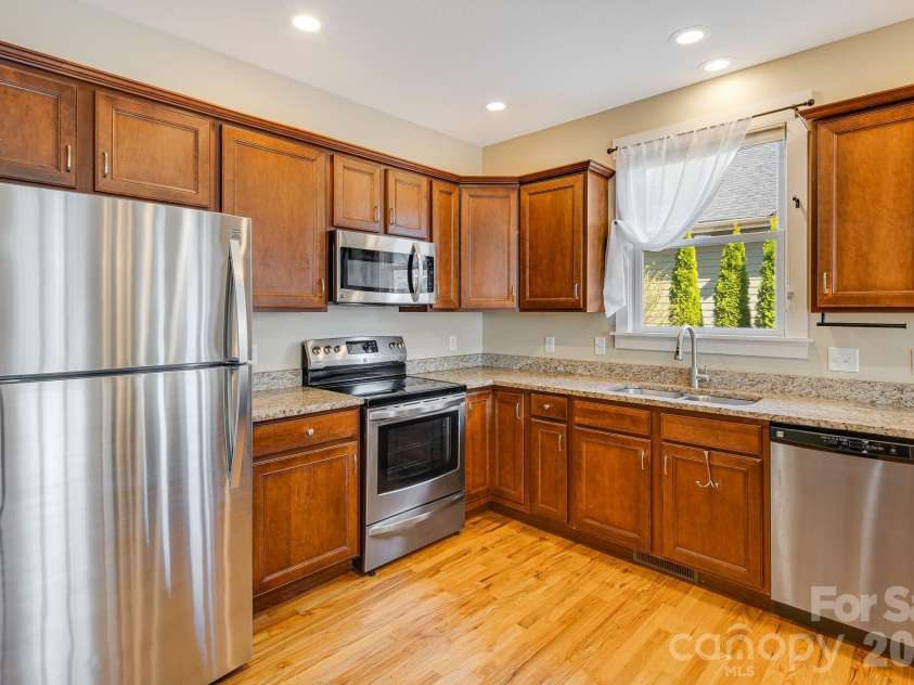 7 Oakhaven Terrace, Asheville, NC 28803.  MLS# CAR4361271, YatesRealty ID 15976. 