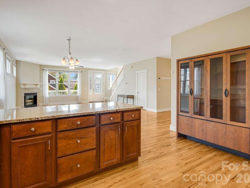 7 Oakhaven Terrace, Asheville, NC 28803.  MLS# CAR4361271, YatesRealty ID 15976. 