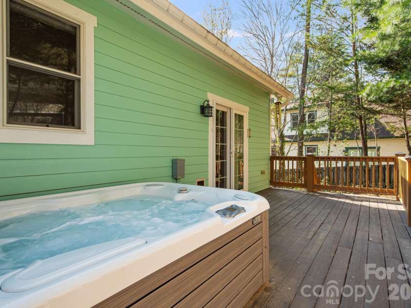7 Oakhaven Terrace, Asheville, NC 28803.  MLS# CAR4361271, YatesRealty ID 15976. 