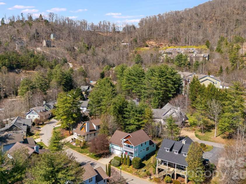 7 Oakhaven Terrace, Asheville, NC 28803.  MLS# CAR4361271, YatesRealty ID 15976. 