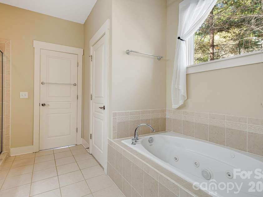 7 Oakhaven Terrace, Asheville, NC 28803.  MLS# CAR4361271, YatesRealty ID 15976. Jetted tub in primary