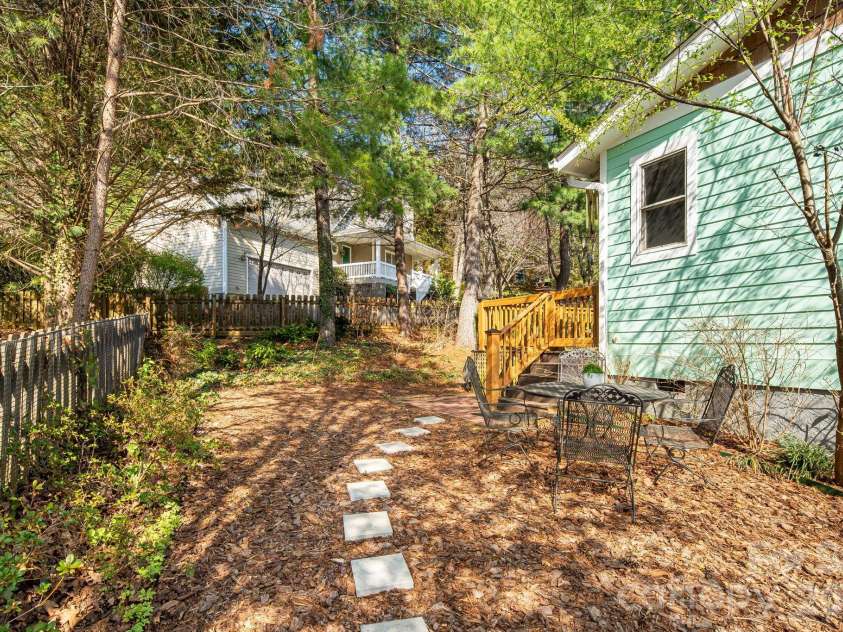7 Oakhaven Terrace, Asheville, NC 28803.  MLS# CAR4361271, YatesRealty ID 15976. Low maintenance lot!