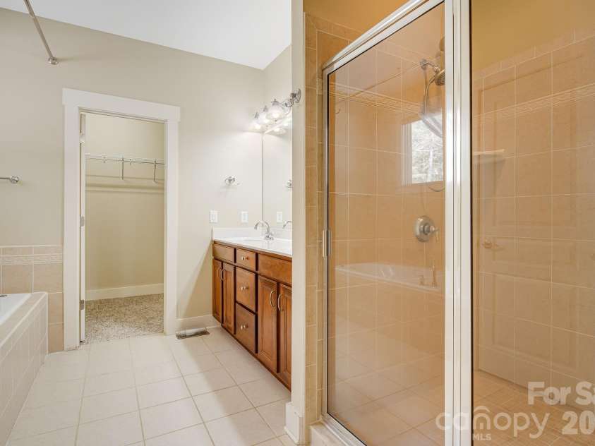 7 Oakhaven Terrace, Asheville, NC 28803.  MLS# CAR4361271, YatesRealty ID 15976. Primary bath