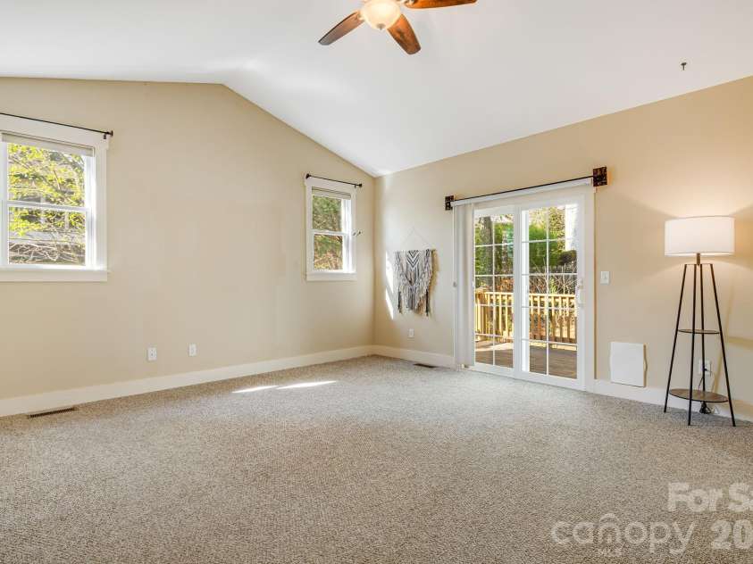 7 Oakhaven Terrace, Asheville, NC 28803.  MLS# CAR4361271, YatesRealty ID 15976. Primary suite