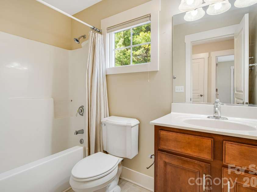 7 Oakhaven Terrace, Asheville, NC 28803.  MLS# CAR4361271, YatesRealty ID 15976. Upper floor bath